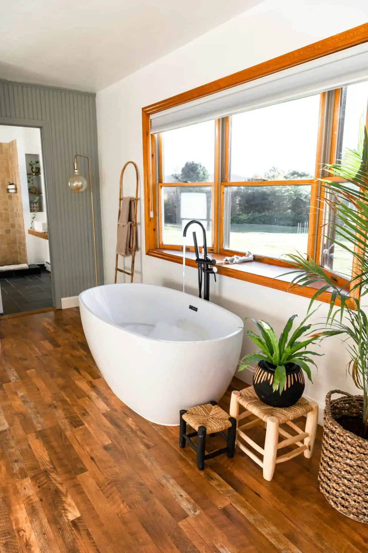Jack and Jill Bathroom Ideas-laminate flooring