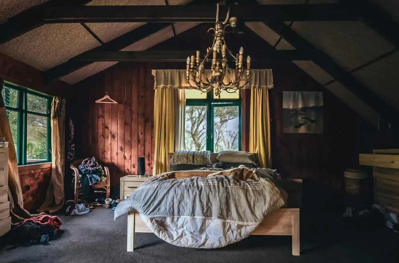 Modern Bedroom Design-statement lighting
