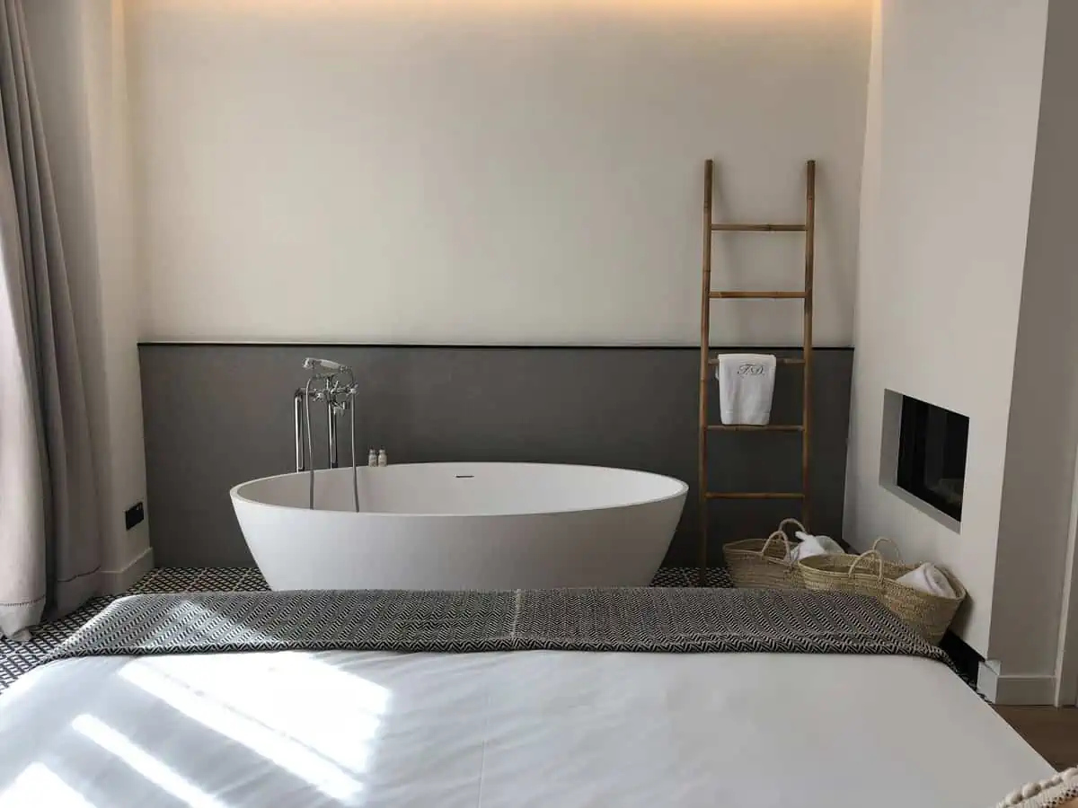 modern bedroom design-Freestanding Bathtub