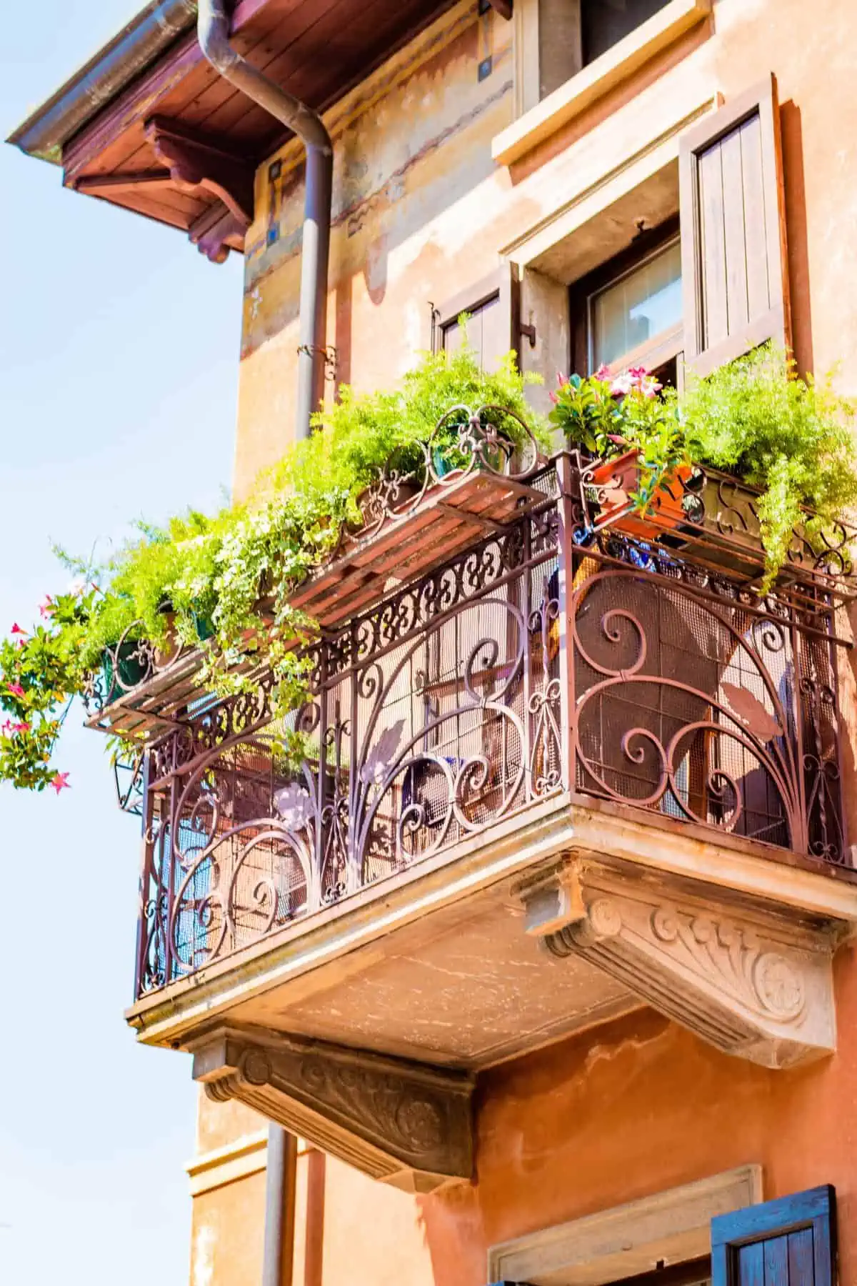 small modern balcony design-mini herb garden