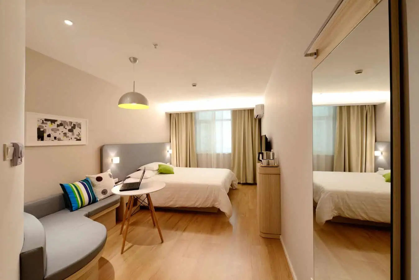 modern bedroom design-symmetrical arrangement